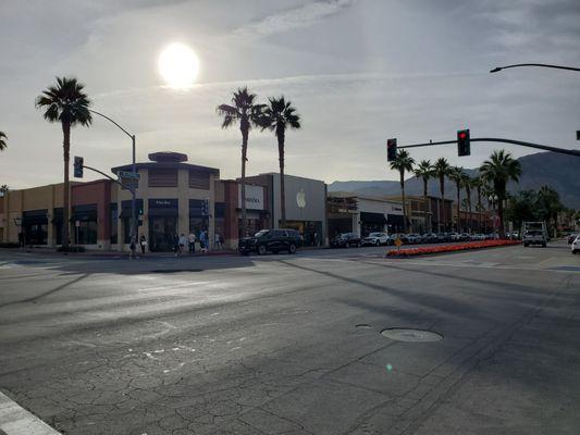 Apple store on fashionable upscale El Paseo in Palm Desert, CA