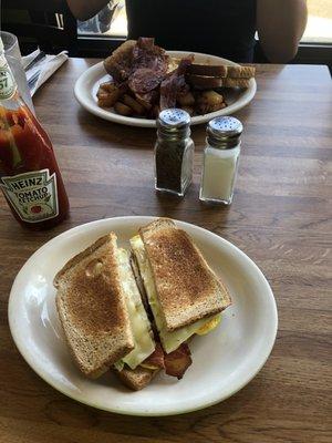 Wheat bread with bacon egg and cheese also added cream cheese to it. Loved it. Was absolutely amazing. Great quality fresh food.