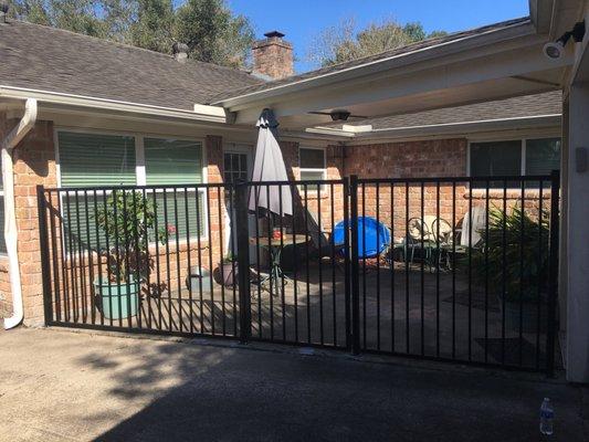 5' breezeway fence and gate. Powder coated,
Galvanized steel.