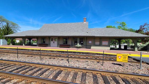 Golf Metra Rail Station