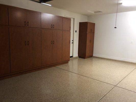 Sunset cabinets with a clean, natural saddle tan epoxy chip floor