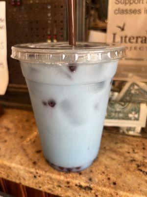 One of the summer specials: creamy butterfly bliss tea (blueberries)