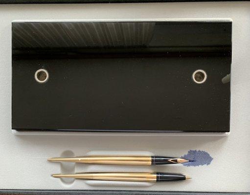 Jetzt geliefert. Die Sheaffer-Schreibtischgarnitur. Have got it now. A Sheaffer-desk set.