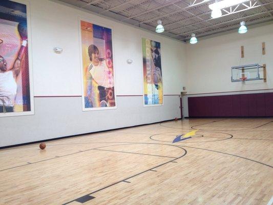 LA Fitness Southfield basketball court with slippery floors on rainy days due to poor ventilation system causing condensation.