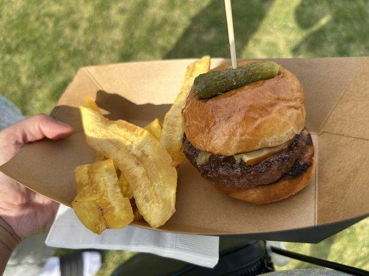 Waygu slider (brioche bun, truffle aioli, tomatoes, cheese) with plantain chips