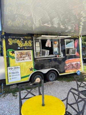 Selfie subs food truck.