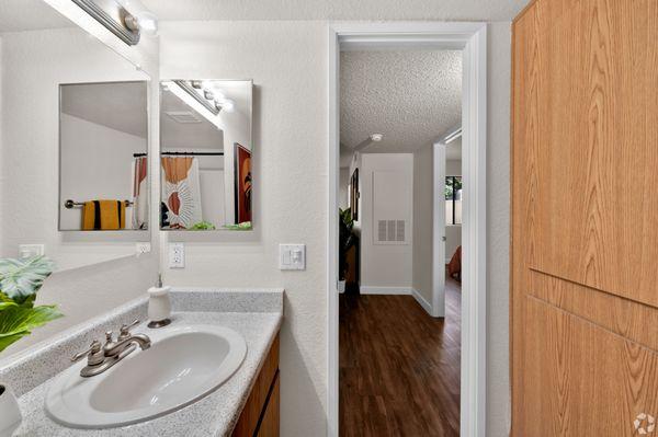 Standard Bathroom in 2x1 Floor Plan.