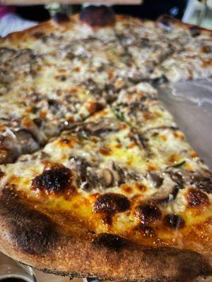 Fantastic mushroom pizza