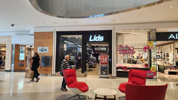 Lids, storefront.