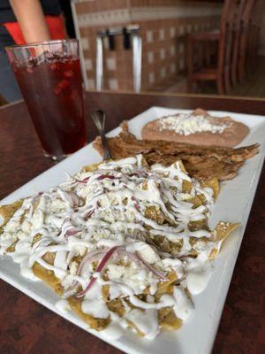 chilaquiles verdes con steak.