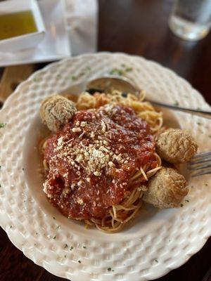 Spaghetti with meatballs.