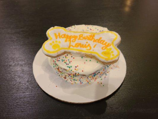 Blueberry mini cake with sprinkles and customized biscuit