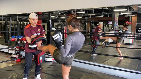 Muay Thai lessons !!! Girls who kick