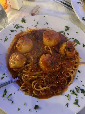 Linguine with scallops in a di avalo sauce