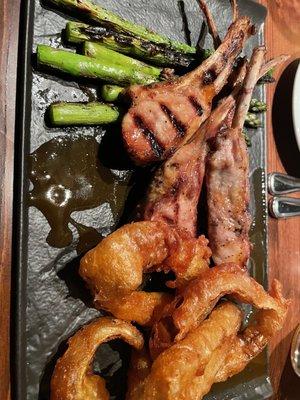 Boar chops with onion rings and asparagus