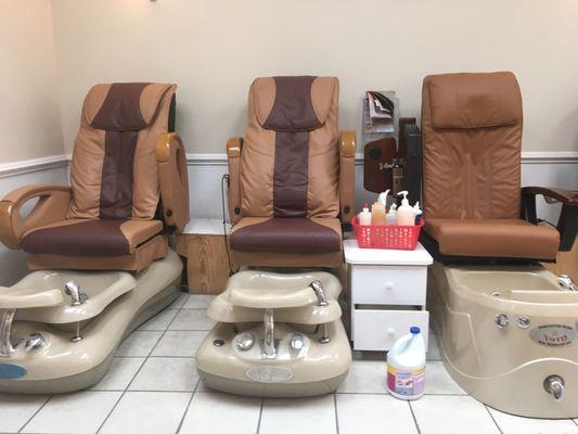 Quite expensive for a pedicure with French tips & gel for $42. Will be checking other salons.