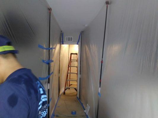 We create an outstanding containment tunnel before the insulation removal process starts.