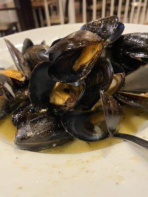 Zuppa di Mussels Posillipo served in a delicious garlic and oil sauce