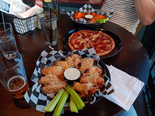 My 1st time at Bar Bill's and I split 20 wings with my Brother. 10 Medium and 10 Sicilian.