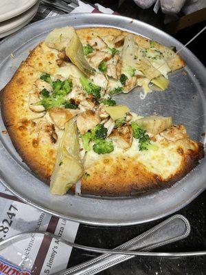 Chicken artichoke and broccoli on gluten free crust, white