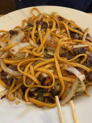 E2. Lo Mein beef