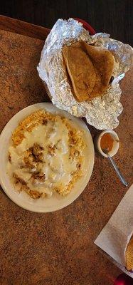 Arroz con Pollo y queso, salsa picosa y tortillas de maiz