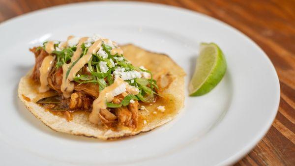 Tostada de tinga de pollo.