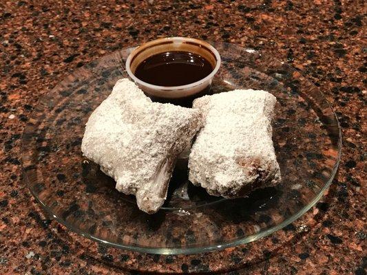 Da beignets are like eatin' a cloud!