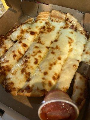 Cheese bread with marinara