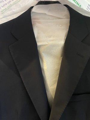 Attention to detail! The suit is lined with paper to avoid any creases. 100% perfect !!!