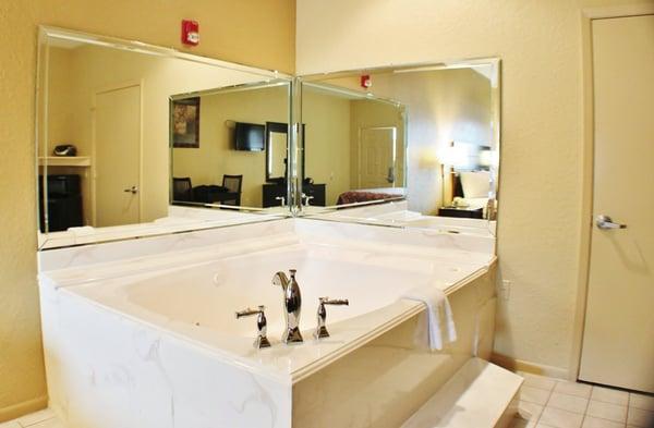 King Jacuzzi Tub/Spa Bath Suite