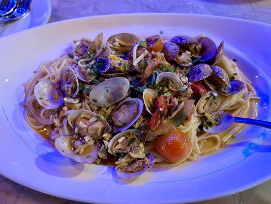 LINGUINE VONGOLE Baby clams, cherry tomatoes, garlic, white wine, olive oil, and fresh herbs