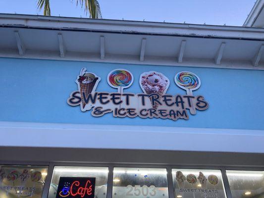 The front of the ice cream place