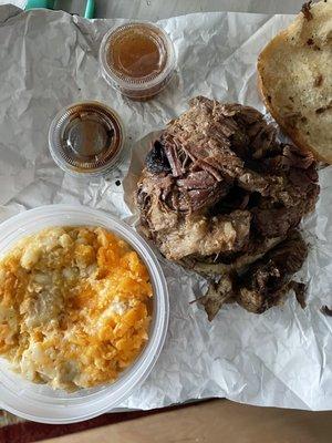 Brisket sandwich with mac and cheese