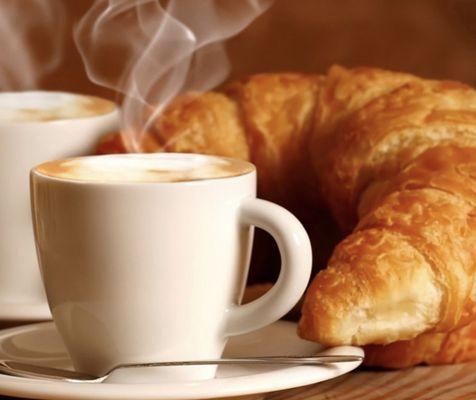 Croissants con café