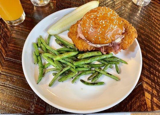 Schnitzel sandwich with green beans