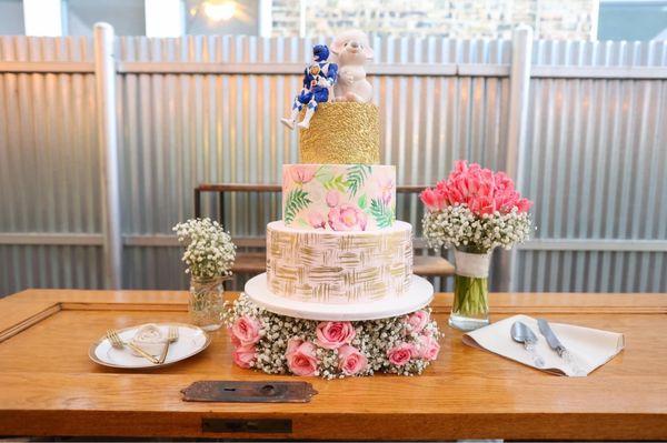 Bridal bouquet, decor, and bridesmaid bouquets under cake