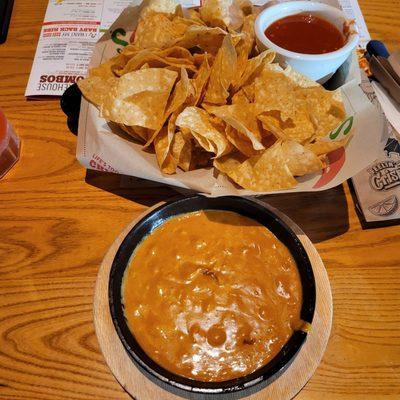 Queso dip with beef, salsa and chips