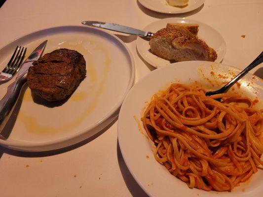 Spaghetti with marinara, filet mignon and toasty bread