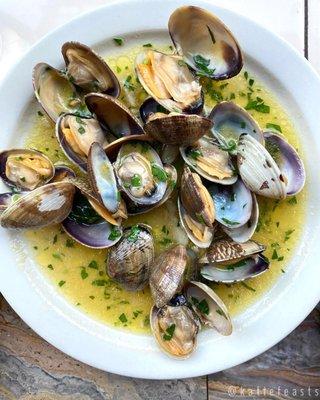 Manila Clams with Garlic and Vinho Verde