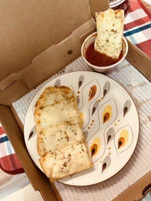 Garlic bread with cheese...:fabulous.  The sauce!