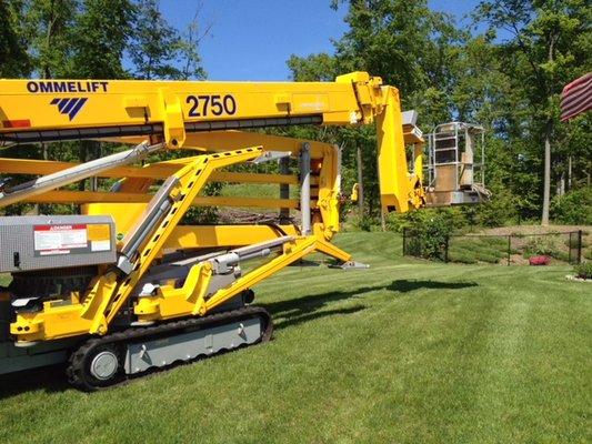 Tree Corp has top of the line Equipment. Here is our OMME Lift, an amazing tool to take care of the most challenging jobs.