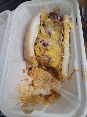 Chillidog with red onions and cheese