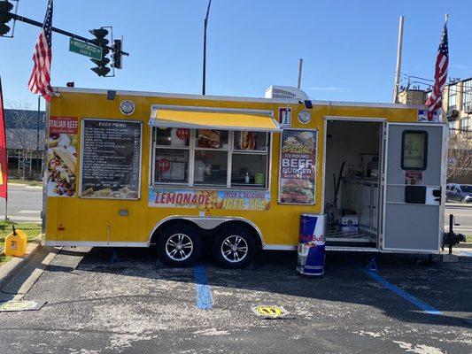 Food truck on the corner of Clybourn & Wrightwood in Menards parking lot