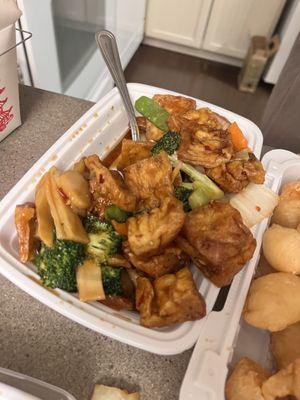 Bean curd with mixed vegetables and garlic sauce