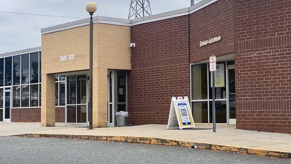 Entrance of Brookshire DMV.