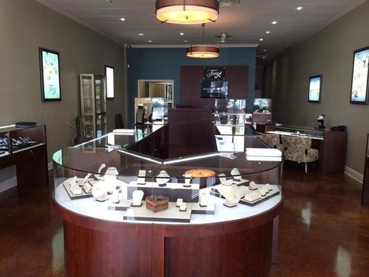 Tony's Jewelry Design is committed to serving our customers with Respect and Honesty. Our staff is available to assist your needs so you can