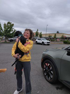 Adopter picking their dog up from one of the transport stops.