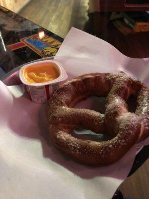 Garlic pretzel with cheese