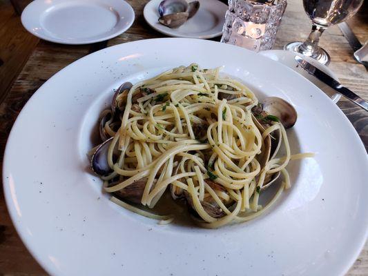 The linguine con console [linguine with clam sauce] at Gallo Nero!